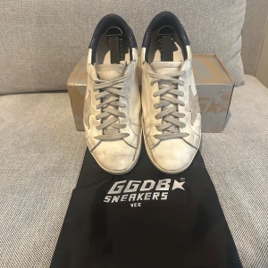 Golden goose - Säljer ett par Golden Goose i storlek 42. Använda men i fint skick. 