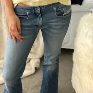 Diesel jeans, bootcut - Lågmidjade bootcut jeans, midjemått ca 80cm, innebensläng ca 84cm. Defekt bild 4💕