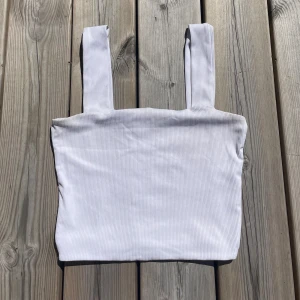 Vit sommar topp - En fin simpel sommartopp ifrån new yorker. Den passar till det mesta och är storlek s men passar xs. Använd några gånger men har inga defekter. Säljs då den inte passar längre❣️
