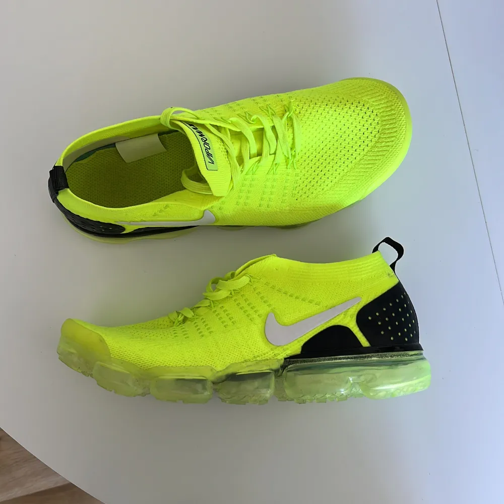 Säljer ett par Vapormax Volt, då de aldrig kommer till användning. Endast använda en löptur. De är inte original! Storlek 43. Skick 9/10.. Skor.