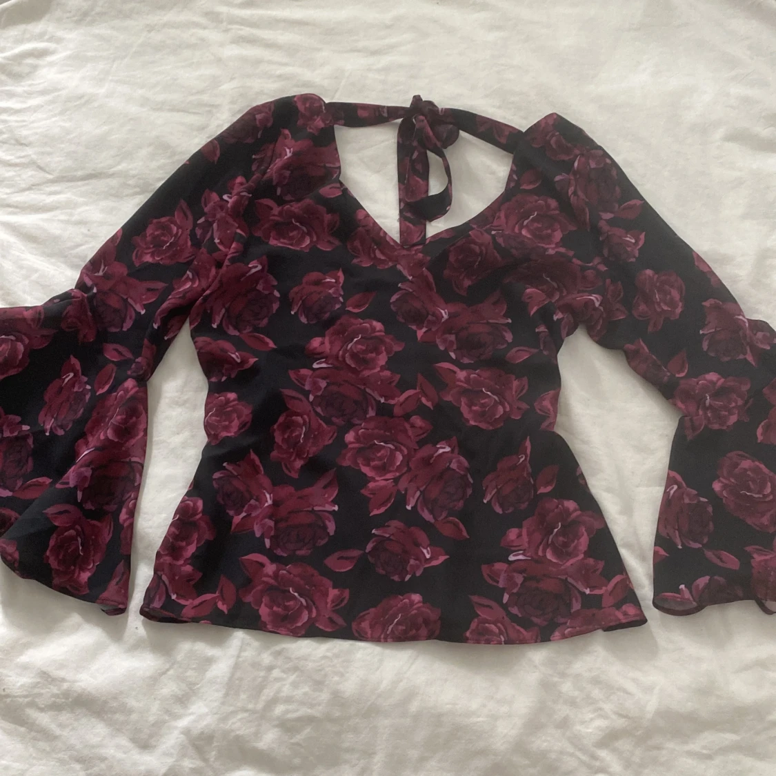 Blommig blus med knyt i bak - 90