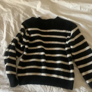 Stickad tröja  - Jätte snygg tröja som passar perfekt till hösten och vintern💞