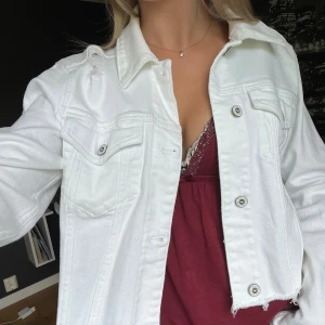 Vit jeansjacka!! - Jättecool jeansjacka från Hollister, med rispor i designen, använd ett fåtal gånger! Skulle säga att den är liten i storlek. 