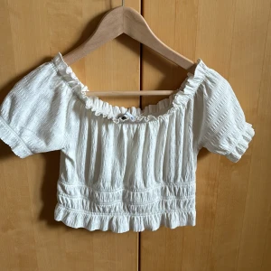 Sommartopp  - En jättefin sommartopp, jättebra skick, använd ca 5 gånger. Man kan också ha den som off-shoulder topp.