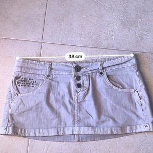 Super snygg jeans kjol - Super fin jeans kjol från bershka som jag säljer för att det tyvärr inte passar mig.