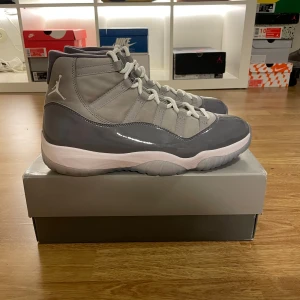 Jordan 11 cool grey  - Jag säljer mina Jordan 11 på grund av dem är för stora för mig det är i fint skick. Boxen finns jag köpte dem från StockX tror jag det var ganska länge sen jag köpte dem. Hör gärna av er om ni har några frågor 