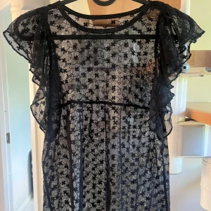 Söt blus att ha över en snygg bh eller linne! - Lätt att styla på flera sätt. Köpt second hand!
