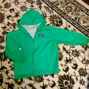 Finsk Rukka regnjacka stl 128 - Ofodrade, mjuk och lätt, passar både flicka och pojke, använts ett fåtal gånger, ser ut som ny.