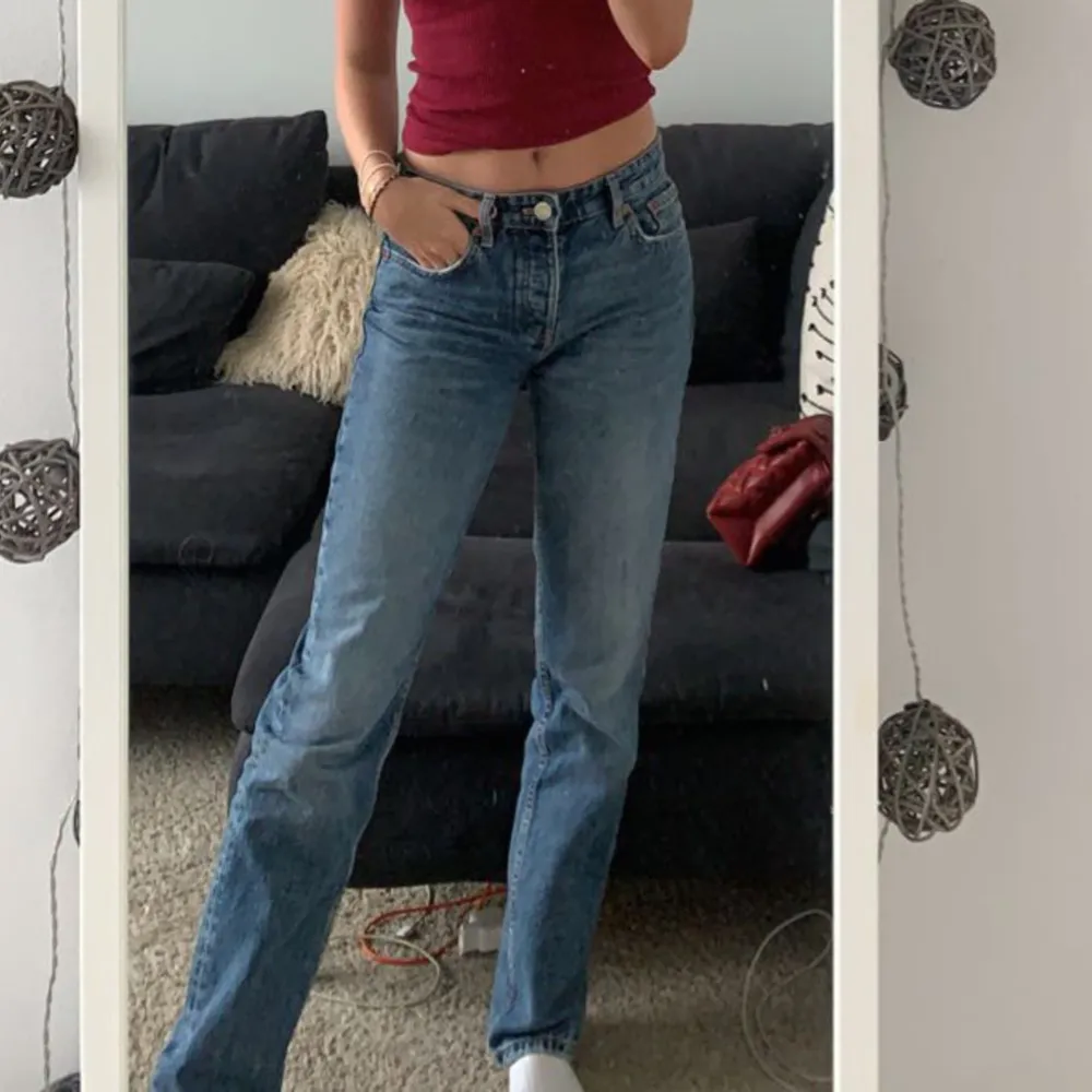 Säljer dessa supersnygga zara jeans som har blivit för små för mig.  Midwaist och straight modell som inte går att köpa längre, så fin blå färg! De har en slitning på ett av benen vid knät (tredje bilden) vilket gör dem lite mer unika! . Jeans & Byxor.