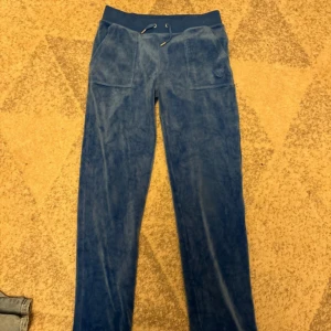 Juicy byxor stl M - Säljer mina juicy couture byxor i mycket bra skick, har används enbart hemma och har därför inga skador. Stl M