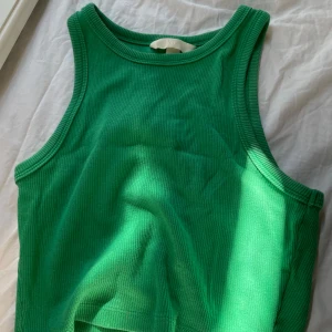 grönt linne/topp - säljer denna snygga gröna topp/ linne från hm i storlek xs 