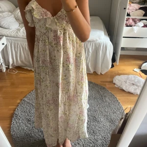 Långklänning  - Så fin långklänning med mönster. Strl s från hm den kommer inte till användning. 100kr