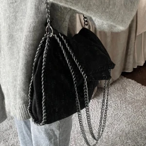 Stella McCartney liknande väska - Säljer nu min Stella McCartney liknande väska, då den inte kommer till användning längre, den är i superfint skick plus inga defekter inne i väskan💞💞köp direkt för 500