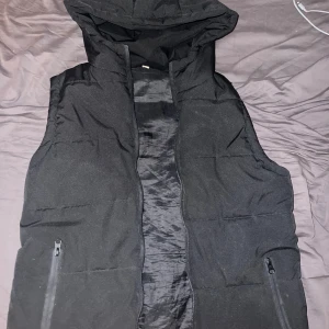 Svart väst - Svart väst använd ungefär 1-2 gånger storlek s fickor med dragkedja 