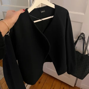 jacka  - Super fin jacka från Gina tricot i storlek xs, bara använda fåtal gånger. Nypris 500🥰