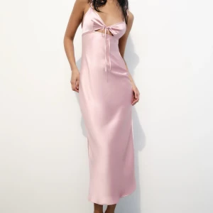 Lång klänning  - Säljer denna fina rosa satin klänning från Zara som är använd endast en gång🥰