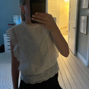 Blus - vit blus från only, knappt andvänd