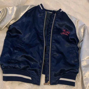 Blus - Blus jaka med många finna ditalier