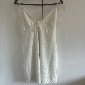 Klänning - Säljer min super gulliga klänning från HM då den tyvärr ej kommer till använding längre! Den är endast använd ett par gånger och har inga defekter💞 Pris kan diskuteras vid snabb affär