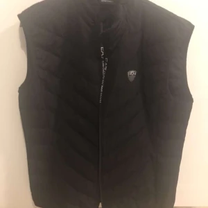Armani väst - Armani väst storlek XL knapt använt säljer köpte den för 1900kr  Kan byta också mot något plus priset kan diskuteras 