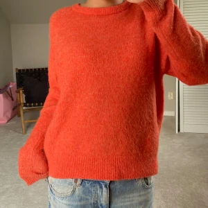 Snygg stickad tröja - Från Carin Wester, nypris runt 600kr. Fint skick och såå snygg färg