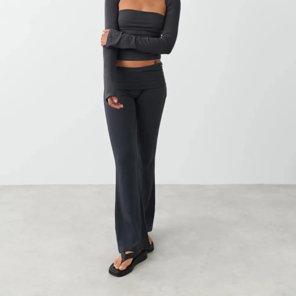 Jätte snygga mörk gråa yoga pants från Gina tricot! Använda fåtal gånger, nyskick!💕. Jeans & Byxor.