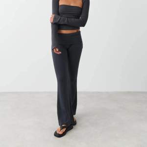 Jätte snygga mörk gråa yoga pants från Gina tricot! Använda fåtal gånger, nyskick!💕