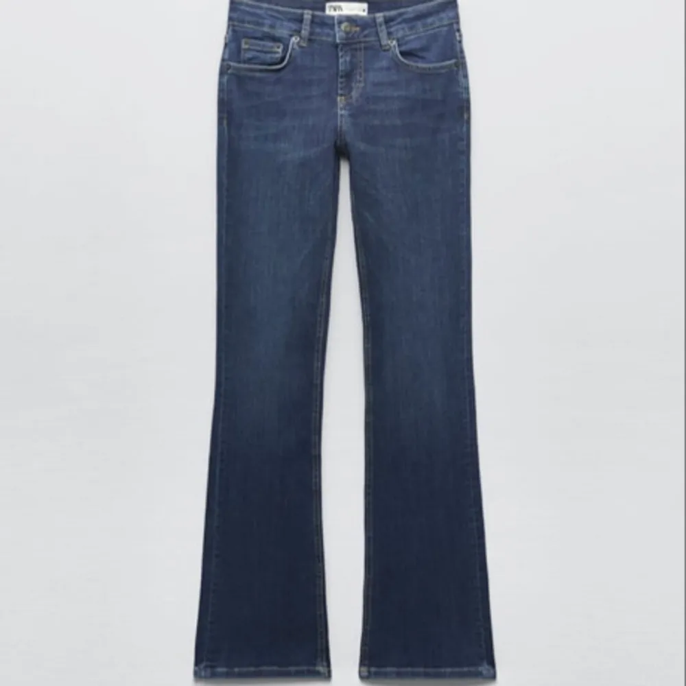 Supersnygga lågmidjade jeans ifrån Zara! Knappt använda så i mycket bra skick🥰💗. Jeans & Byxor.