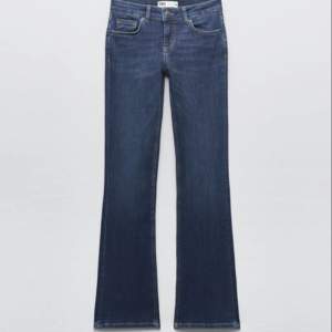 Supersnygga lågmidjade jeans ifrån Zara! Knappt använda så i mycket bra skick🥰💗
