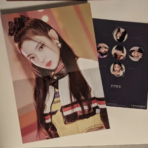 Itzy Cheshire inclusions - Lia mini poster och en diy tärning, inclusions från Cheshire limited ver. Albumet. Nytt skick, fraktas så säkert det går.
