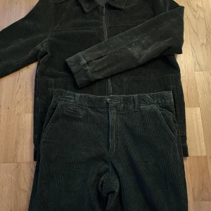 KnowledgeCotton set - Säljer ett väldigt snyggt manchester set av Knowledge cotton. Använd 2 gånger och är som ny i skick. Overshirten är i storlek M, 1795 nypris Byxorna i 32/32, 1495 nypris Säljer helst som ett kit men går att köpa separat.