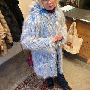 Faux fur jacka - En blå kappa i fejkpäls! Köpt på POP i slutet av november och en del använd. Typ två ”knappar” har lossnat lite men det går att lösa lätt. Fortfarande gott skick! Ursprungspris ca 1600kr (som man ser på sista bilden). Kan gå ner i pris vid snabb affä