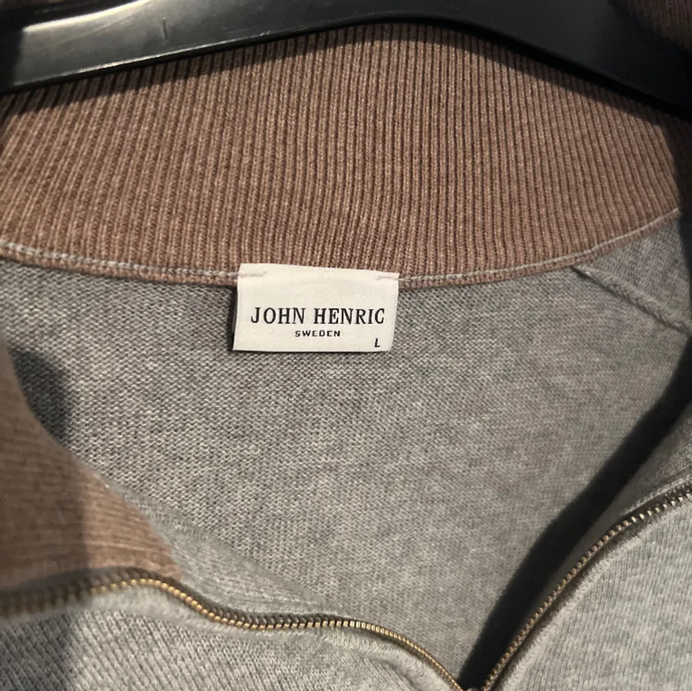 Säljer en snygg John Henric half zip då den var för stor, inga tecken på användning . Tröjor & Koftor.