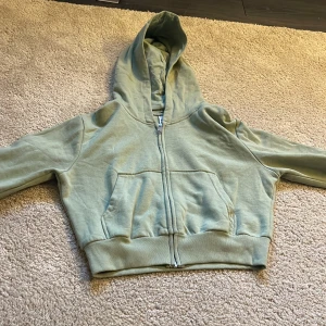 Zip hoodie  - Aldrig använd då den inte var min smak😊 
