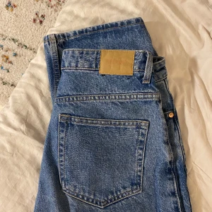 Weekday Rowe - Storlek 28/32. Använda och älskade men utan tydliga skavanker. Säljer då de blivit lite för små.