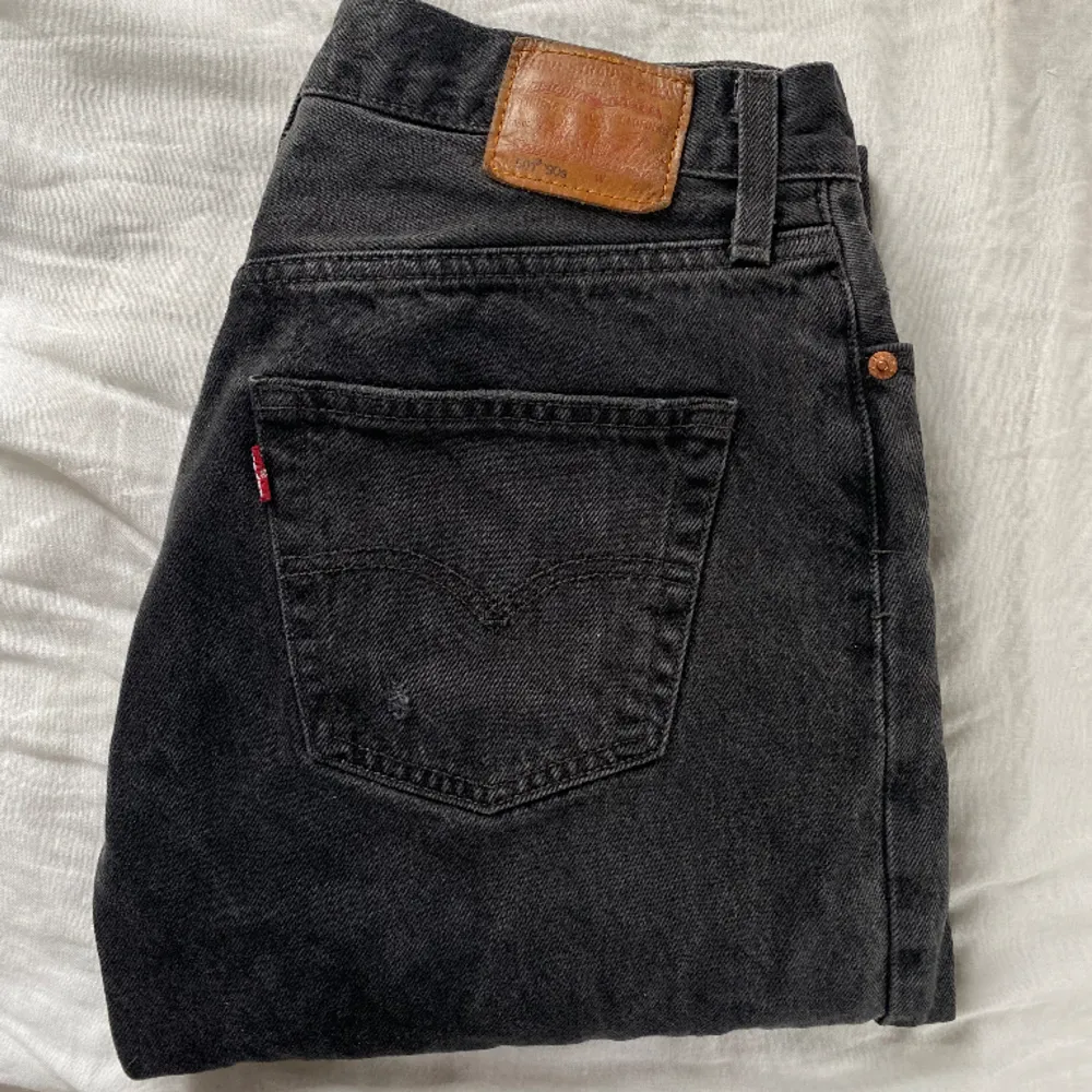 OTROLIGA jeans från Levis!!!🙌🏽 Säljer då jag köpt ett par andra som kommer till användning mer 👍🏽Jag är 160 lång 🧍🏽‍♀️ Nypris 1195kr, säljer för endast 500kr! Köparen står för ev frakt 🫶🏽 . Jeans & Byxor.
