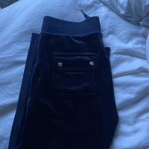 Juicy couture mjukisbyxor  - Modell: DEL RAY POCKET PANT I en jättefin mörkblå färg!!♥️ Säljer på grund av att jag köpte två, därav är de endast använda någon gång! Skriv för fler bilder💕💕