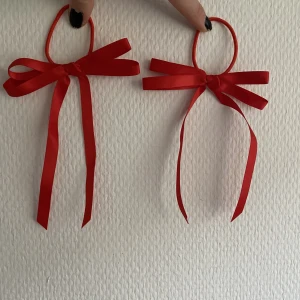 Rosett hårsnodd - Super söta rosett hårsnoddar. Köpta på hm skulle ha till en outfit men blev aldrig använda. Nypris är 70 kr