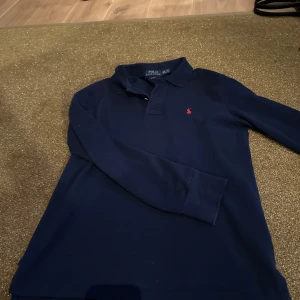 Ralph lauren långärmad krage - Säljer nu denna riktigt feta Ralph Lauren  långärmad tröja med krage. Jätte bra skick! Säljs pga att den är lite liten.