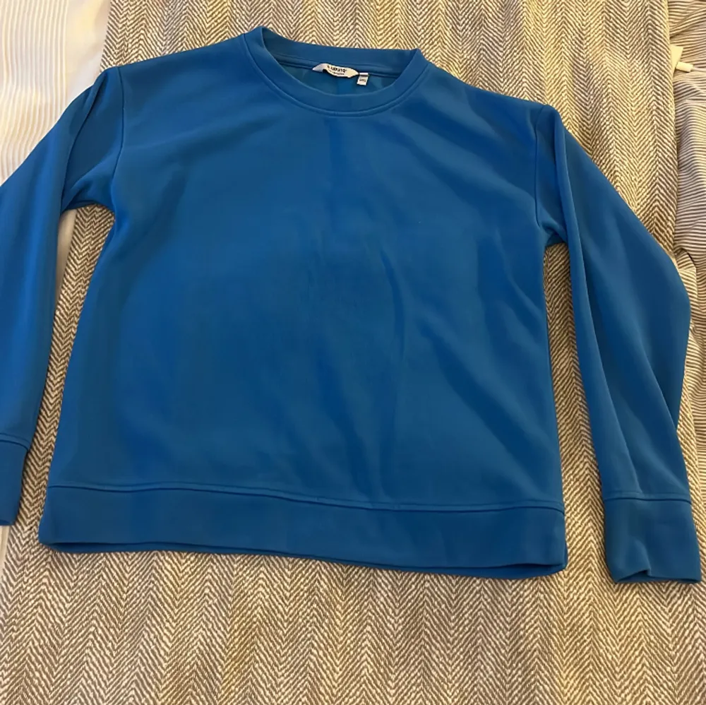 Blå sweatshirt i storlek s, sparsamt använd . Tröjor & Koftor.