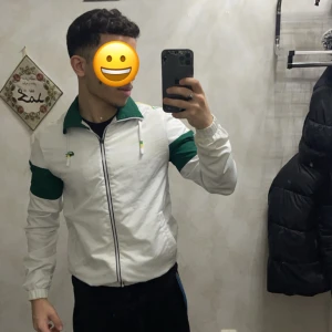 Lacoste Kofta - Grön och vit Lacoste  kofta i bra skicka, har används några gånger men annars i bra skick