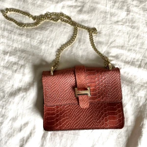 Handväska  - Säljer min fina handväska med fint mönster och guld detaljer