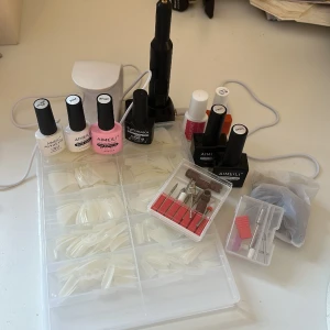 Nagel-kit - Allt är fräsht: • Nageltippar Amozon  • Liten  UV-lampa • Portabel elektrisk nagelfil med olika filar • base coat och (no whipe) top coat • extra sarkt nagelim • builder gel (beige-rosa) • clear gel • nail primer (PH-bond) •nail dehydration 