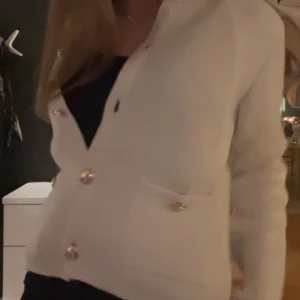 Zara kofta - Kofta från zara med guldiga knappar strl M men har vanligtvis xs-s