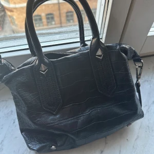 Väska från zara - Säljer min supersöta väska från zara, utan några defekter och den är som ny💞