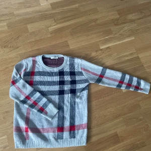 Unik Burberry Tröja - Säljer denna unika burberry tröja då den är för liten. | Tröjan är bara provad så skicket är perfekt, 9,5-10/10. | Nypris är runt 5000kr. | Hör av er om ni har frågor. | Priset är inte hugget i sten. 😁