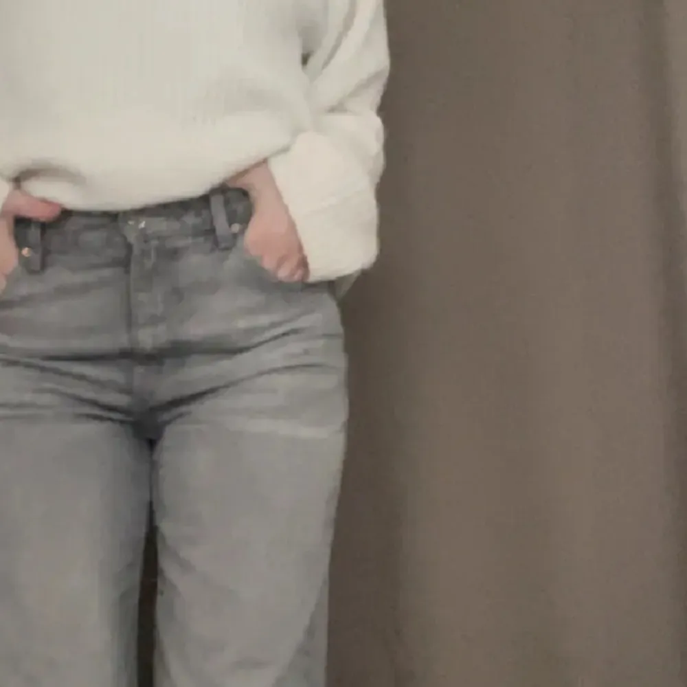 Säljer dessa endast testade raka mid waist jeans i en stilren färg💞 storlek 36, jag är 168,5 cm💖💖. Jeans & Byxor.