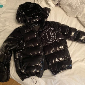 Corvidae v2 Shiny Jacka - En corvidae jacka som jag bara använt fåtal gånger, inte riktigt min stil till 100% därför vill jag försöka sälja den.  Den går inte att köpa ny någonstans vad jag vet. Skick 10/10. Vid fler frågor (pris, bilder) kom priv. (Storlek xs men passar s.