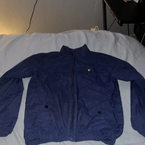 Lyle and scott vind jacka - En lyle and scott jacka som knappt är använd och som inte används på 3-4 år