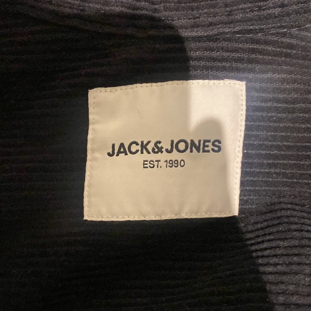 Säljer en mörkblå kappa från Jack&Jones, har bara använt den 3 gånger. Den är i jätte bra skick alltså inga skador. Köpte den för 600kr och säljer den för 400kr! Och priset går att diskutera.. Jackor.